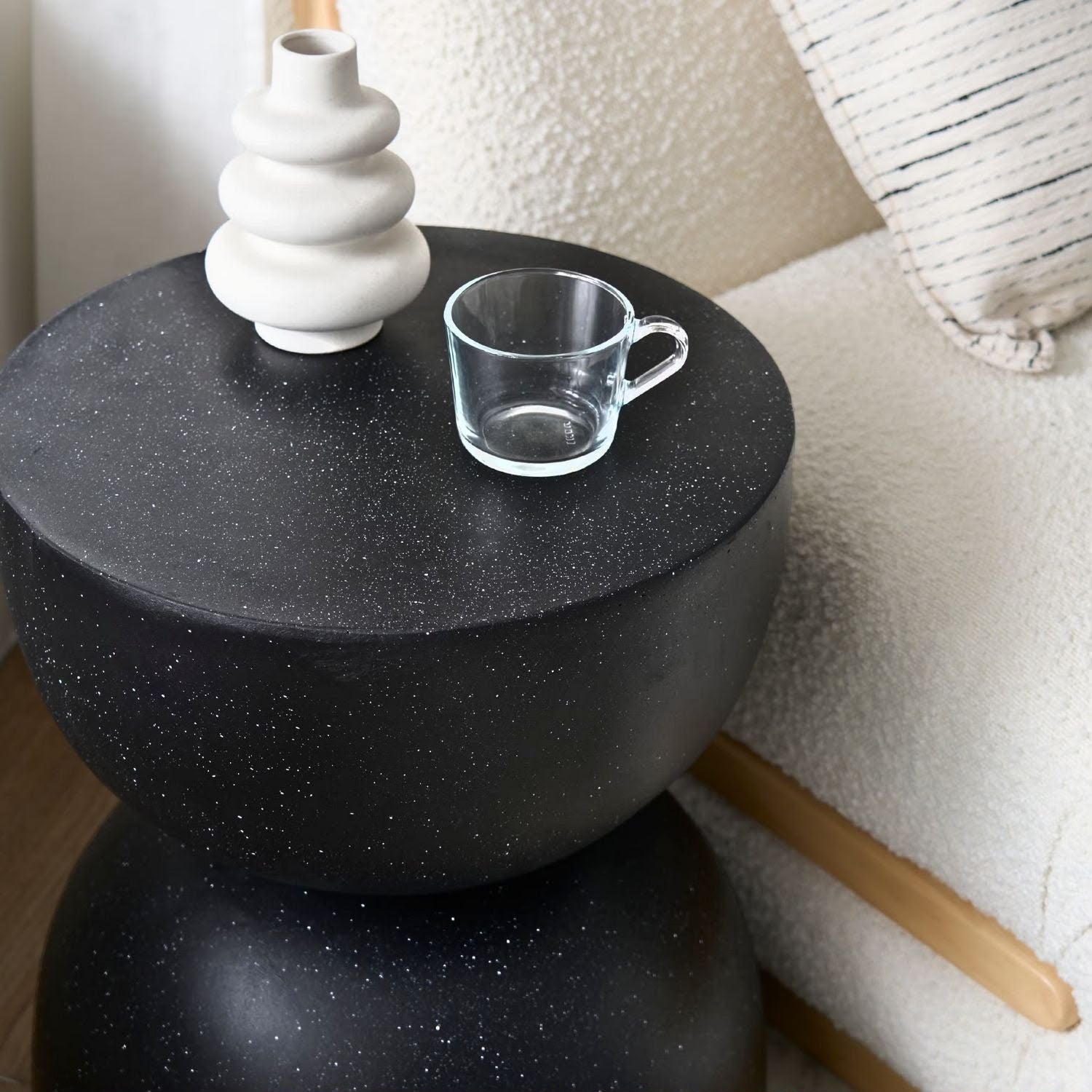 NoirEssence  Table